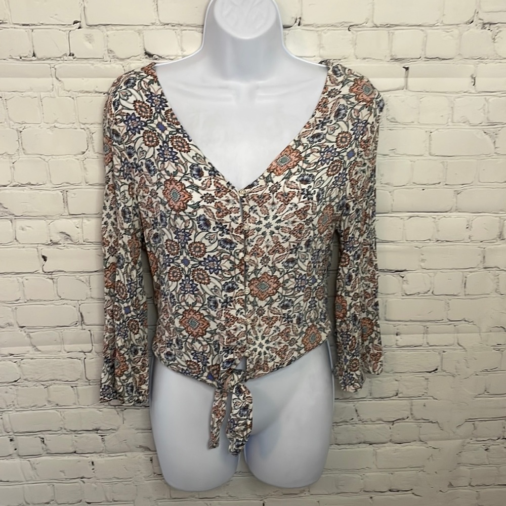 Beautiful Floral Cropped Bell-sleeve Blouse with Buttons and Tie Front Size S